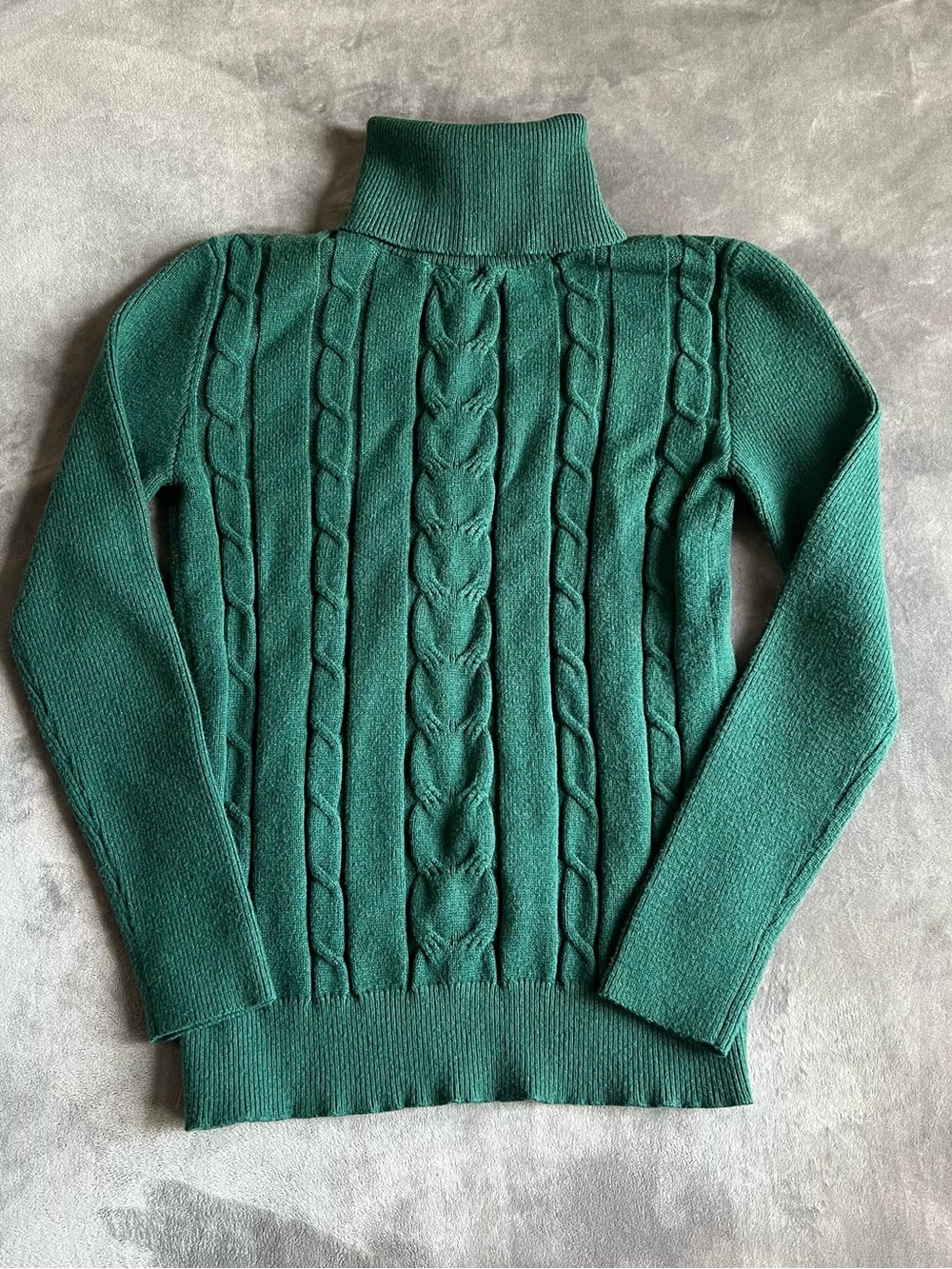 Classic Cable-Knit Turtleneck Sweater in Emerald Green